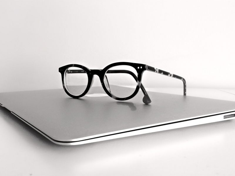 Na zdjęciu okulary na laptopie